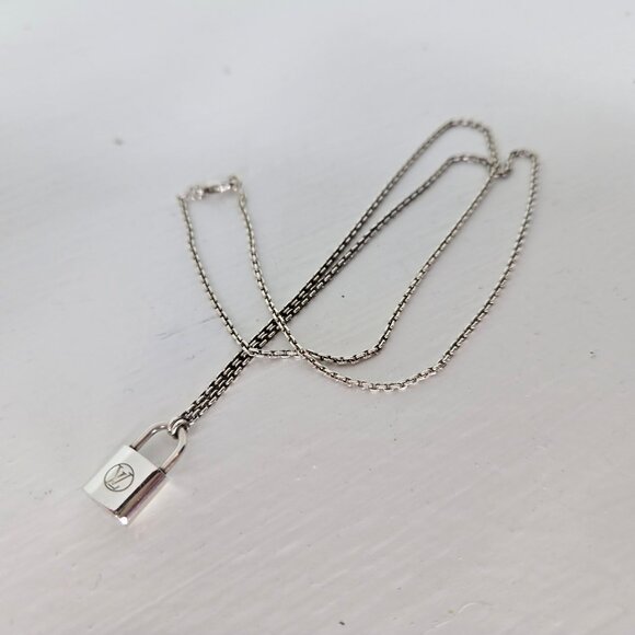 Louis Vuitton Lock It Silver Pedant Necklace for Unicef - Picture 4 of 9